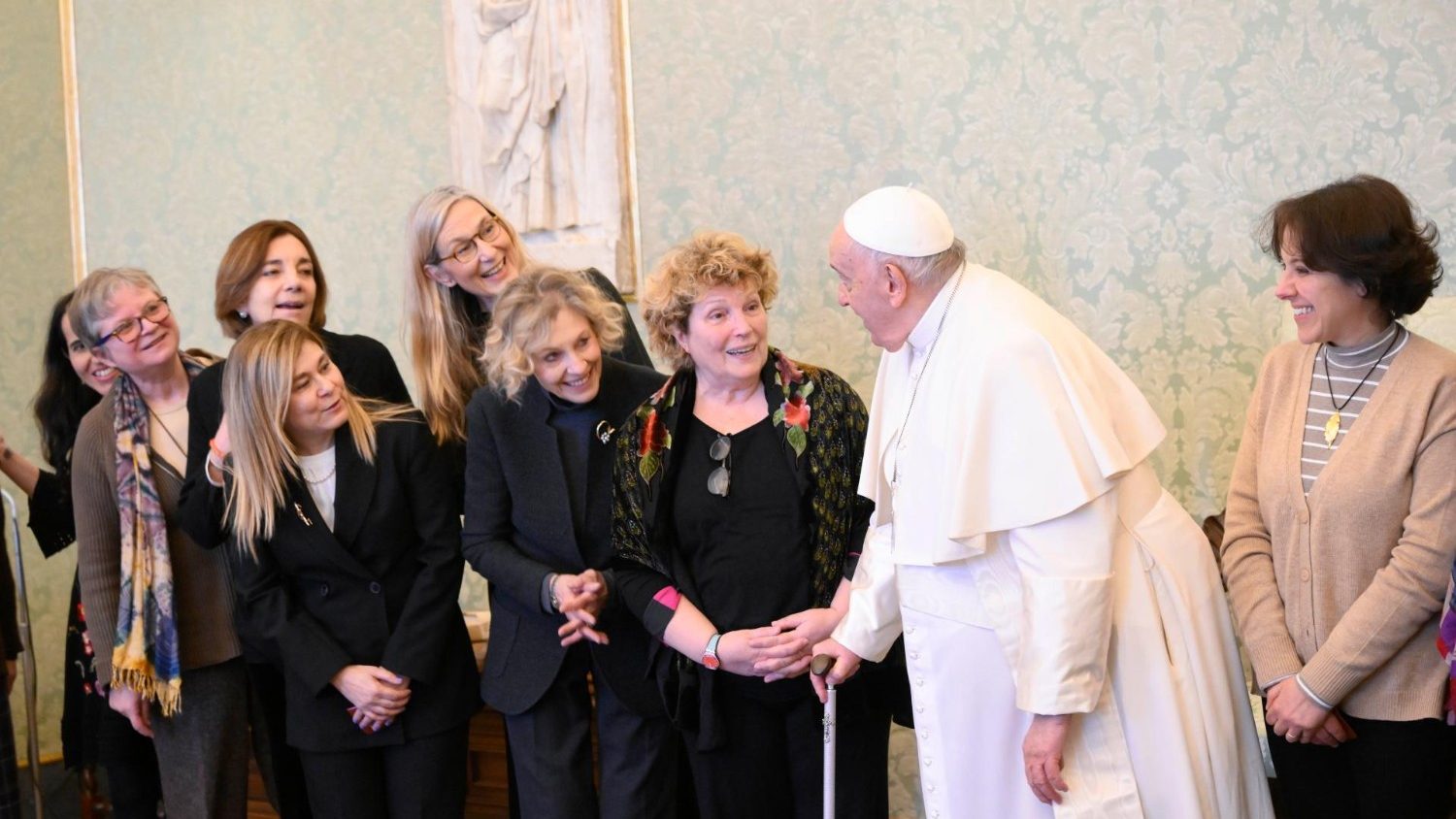 Cuando hay mujeres en la gestión, 'la cosa cambia': papa Francisco